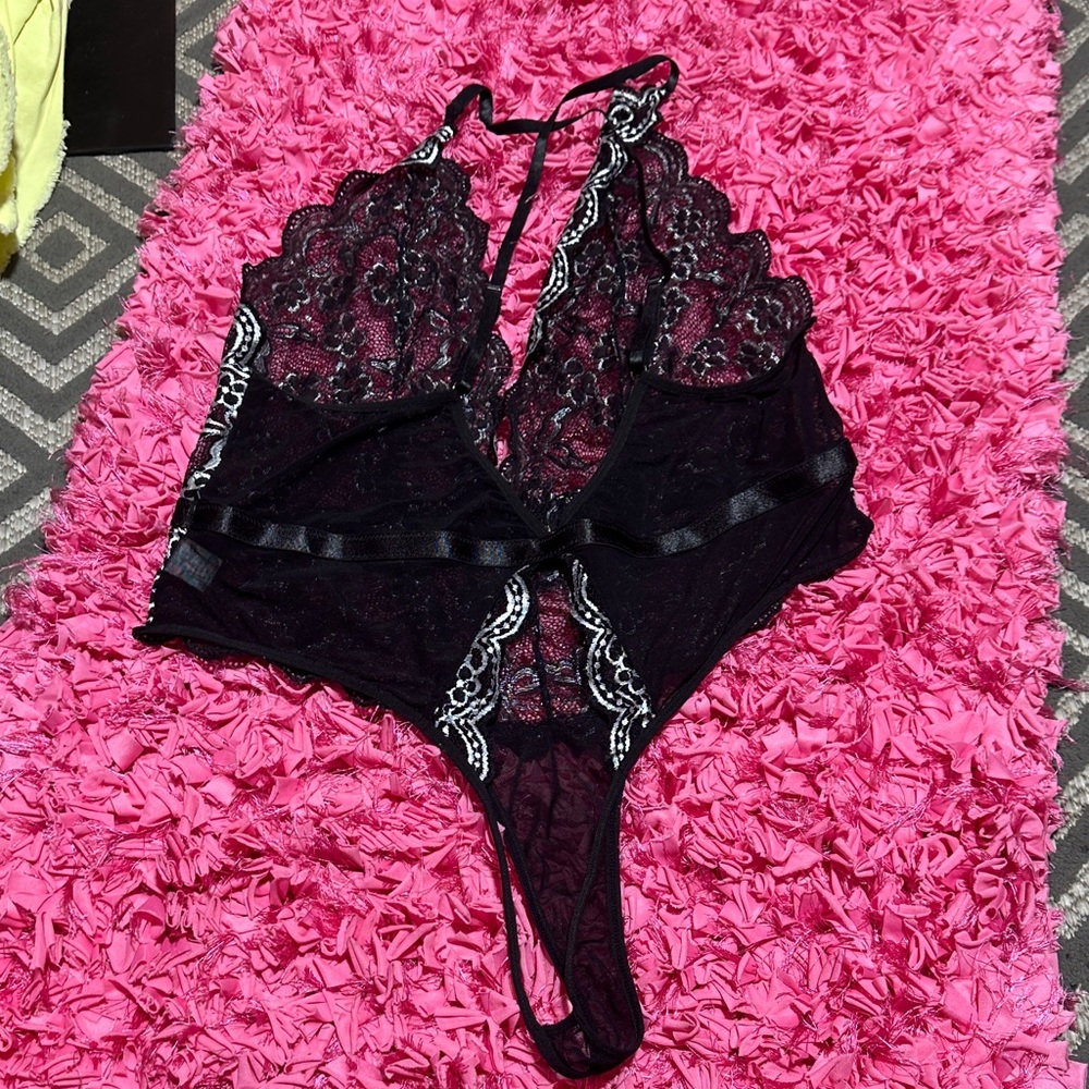 Chic Black and White Lace Floral Bodysuit - Picture 5 of 7